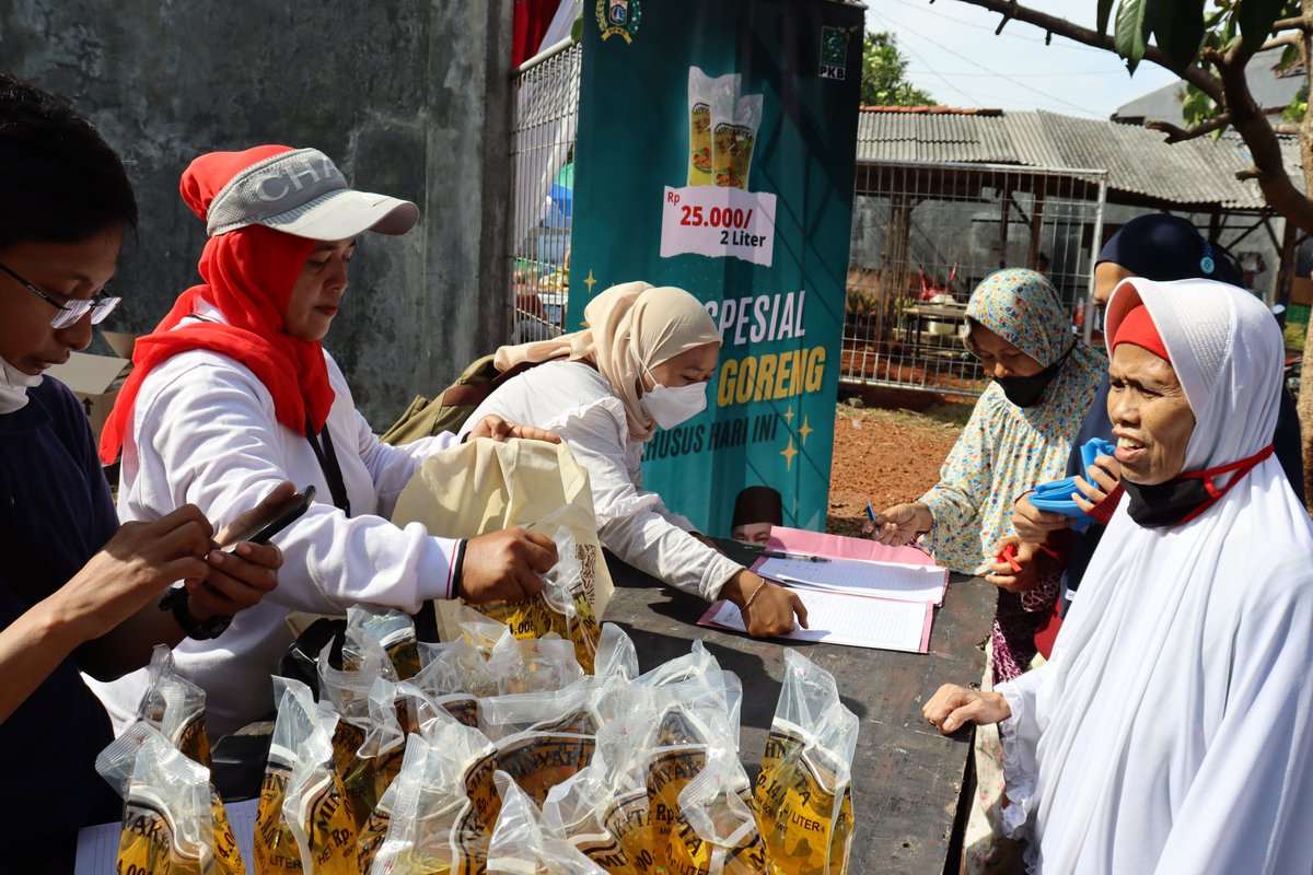 sutiknopkb's tweet photo. Kegiatan bazar minyak goreng murah di Jl. Perdagangan 1 RT. 04 RW. 07 Kelurahan Bintaro, Kecamatan Pesanggrahan pada hari Sabtu, 24 September 2022.
Semoga bisa terus ke wilayah-wilayah lainnya.
#bazar #migor #bintaro #pesanggrahan #sutiknopkb #sutikno #cakimin #fpkb https://t.co/A8FBqgegtz