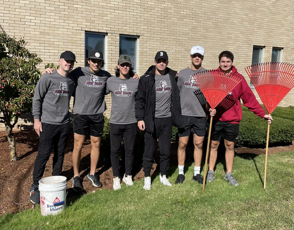 AMC_M_Hockey's tweet photo. There’s nothing more rewarding than giving back and making a difference! Some team bonding weeding and raking out mulch beds making @goannamaria campus look beautiful this morning. ✅ @goAMCATS https://t.co/PbGvruYKzO