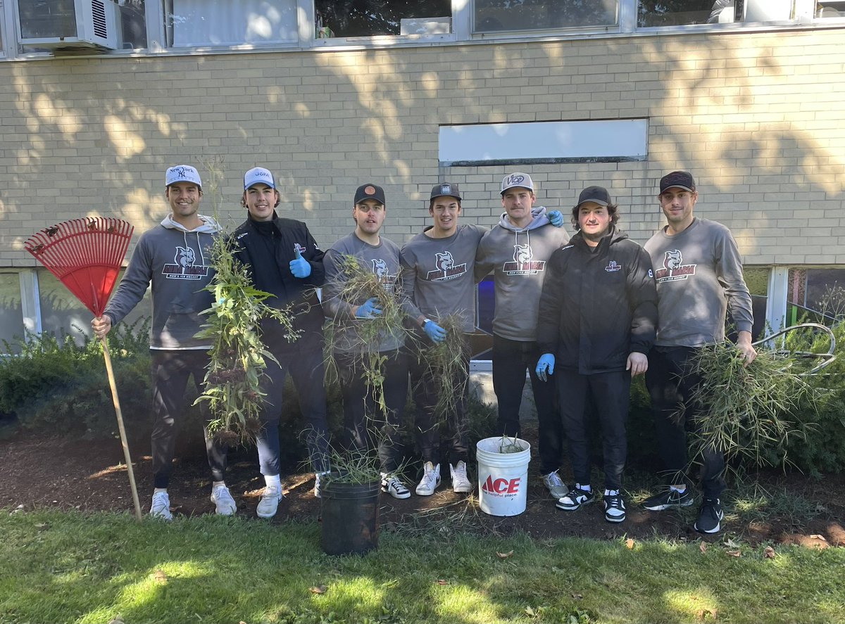 AMC_M_Hockey's tweet photo. There’s nothing more rewarding than giving back and making a difference! Some team bonding weeding and raking out mulch beds making @goannamaria campus look beautiful this morning. ✅ @goAMCATS https://t.co/PbGvruYKzO