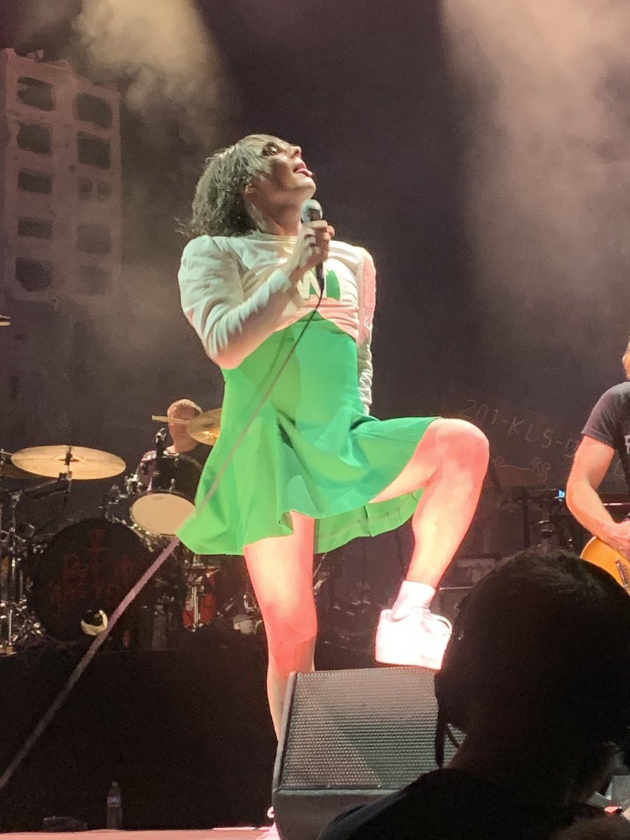 givehellkid's tweet photo. Imagina o gerard ja ter aparecido num show ASSIM e ai no seu show ele ta com um lençol com dois buracos nos olhos https://t.co/NcgXeJ5ypi