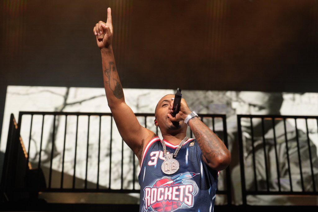 Loving that <a href="/DR34M/">Hakeem Olajuwon</a> jersey <a href="/Nas/">Nasir Jones</a> 🚀 

📸 <a href="/TrishBadger/">Trish Badger</a>