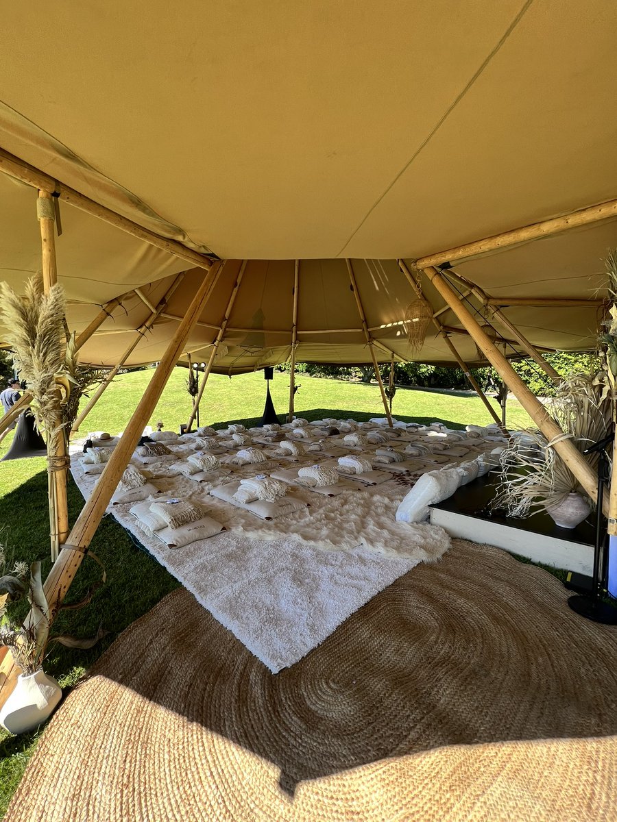 miss_nightowl's tweet photo. the third installment of the American Express and Equinox Platinum Series.
A full day of meditation with Vishen, opened by a relaxing sound bath hosted by 5 Sense Collective at a luxe villa in the hills of Malibu ๐
Project Manager: me
#projectmanager #PMbae #AMEX #Equinox #HS https://t.co/M9KiIDTENI
