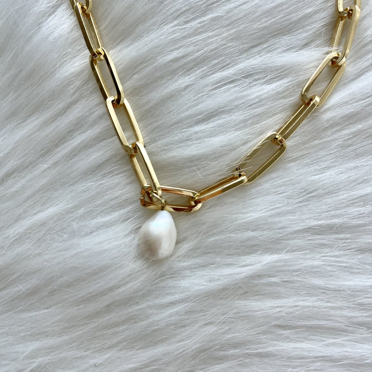 ROSIER_Jewelry's tweet photo. 18K Gold Plated Pearl Charm Necklace 🧡   - 18k Plated Gold Stainless Steel - Smile Face Charm - Fresh Water Pearl Charm - Paperclip Chain

🛍SHOP NOW
https://t.co/jLT8mJoL69 

#necklace #goldnecklace #pearlnecklace #goldjewelry #18kgold #ゴールドアクセ #パールアクセ https://t.co/BRnL39XhPL