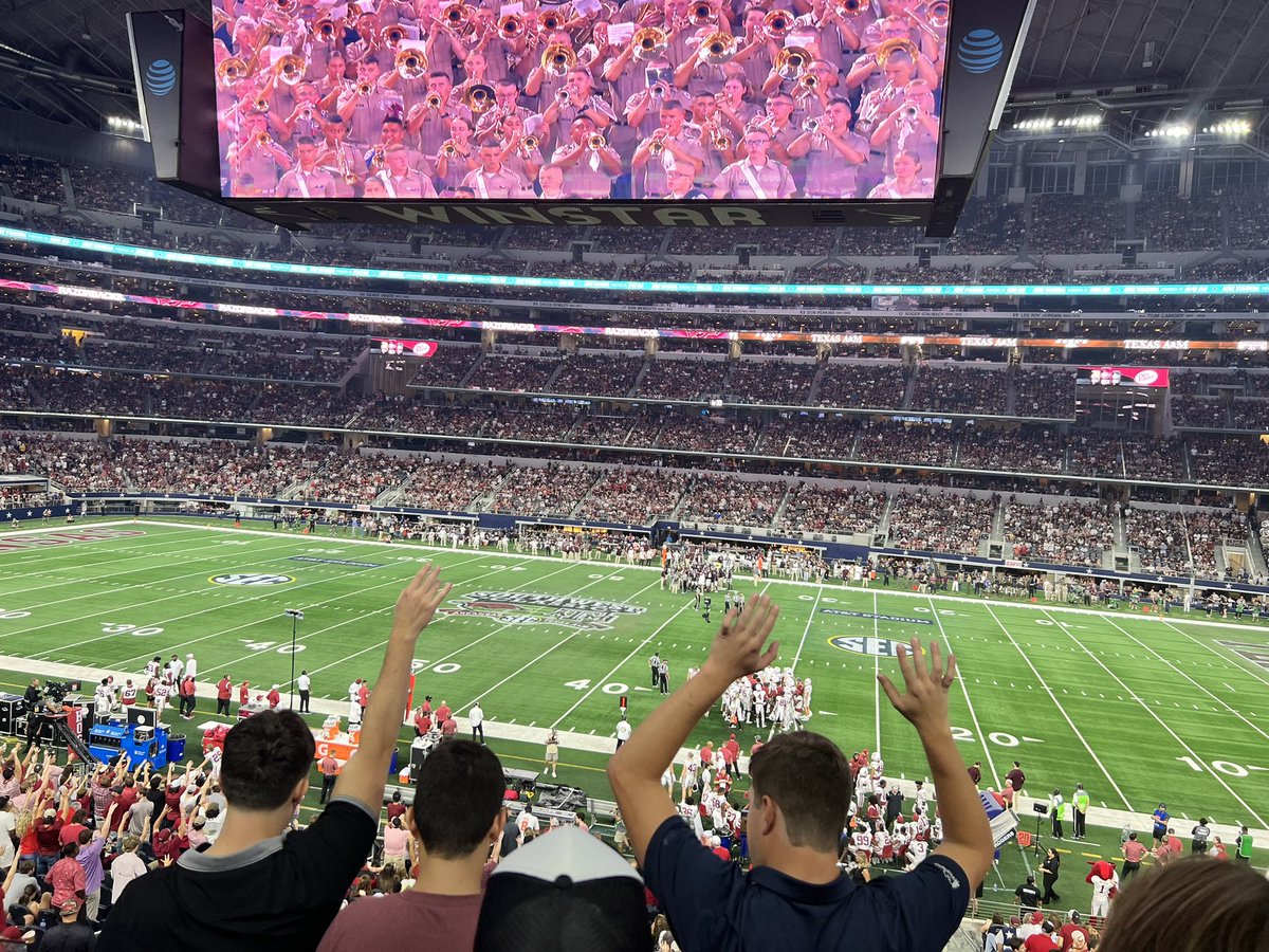 StevenDialFox4's tweet photo. AT&T Stadium is lit right now. #SWClassic https://t.co/j4276bseCD