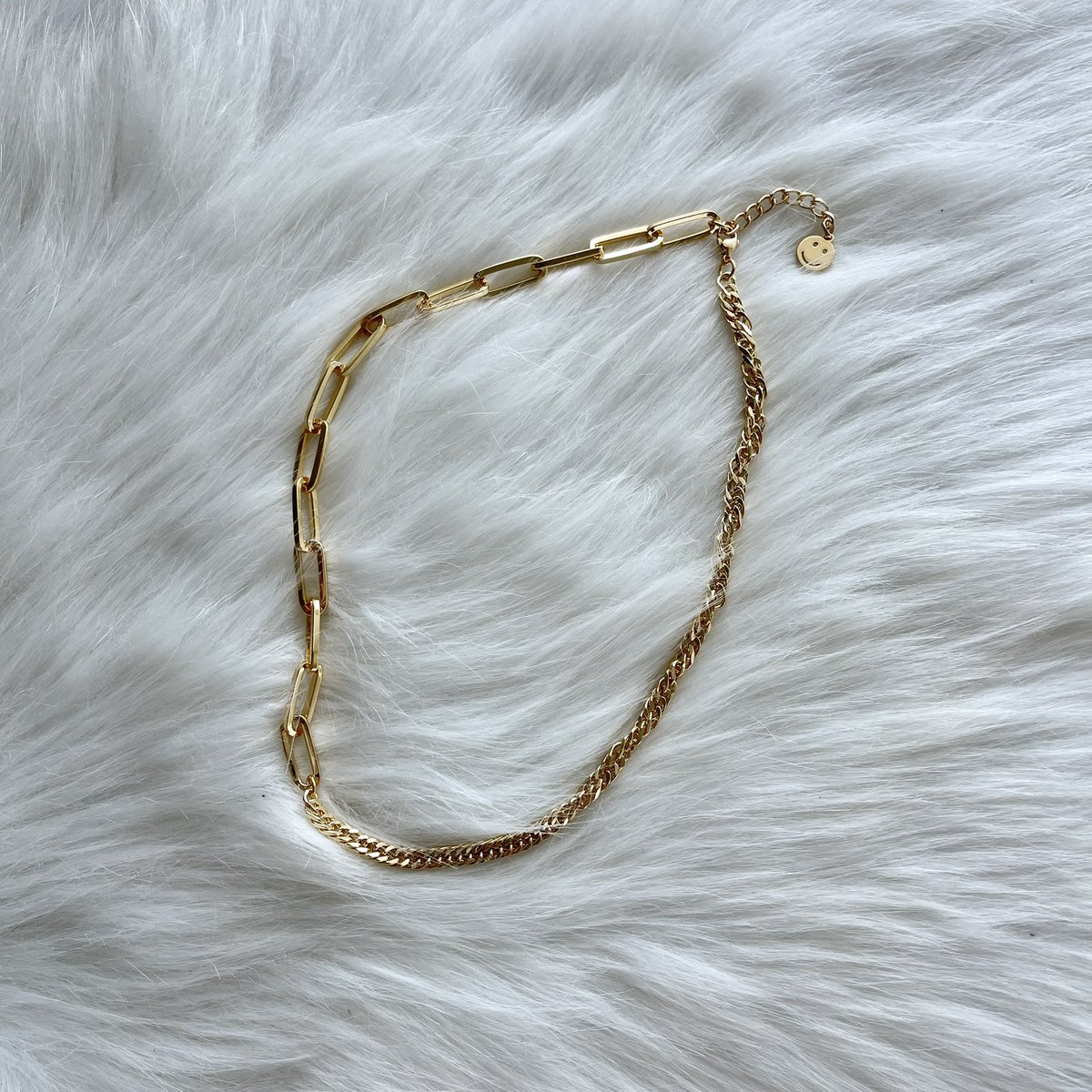 ROSIER_Jewelry's tweet photo. 18K Gold Plated Necklace 🖤   - 18k Plated Gold Stainless Steel - Smile Face charm - Curb Chain  - Paperclip Chain 

🛍SHOP NOW
https://t.co/2uekx9gPVa

#necklace #goldnecklace #pearlnecklace #goldjewelry #18kgold #ゴールドアクセ #パールアクセ https://t.co/iwafiZLwC8