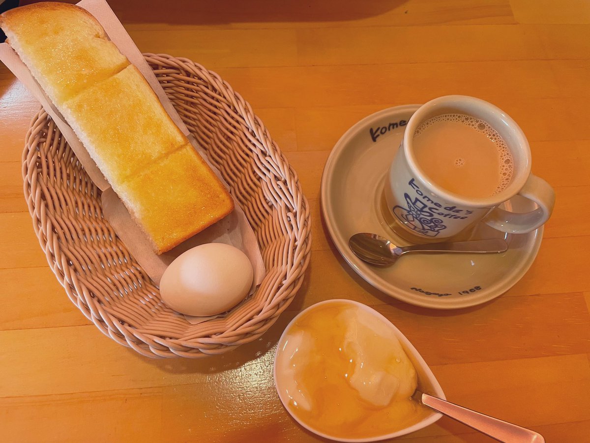 lite_1997's tweet photo. ���食パン食べたいがためにコメダモーニング来たけど、運ばれてきたヨーグルトで蜂蜜洪水起こしてた。
店員さん「すみません入れすぎちゃいました💦」って言ってて可愛かったなー。 https://t.co/T5cRdZ4STr
