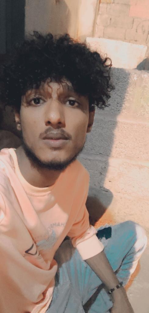 العين اللي مليانه بشخص مستحيل يشدها شخص ثاني