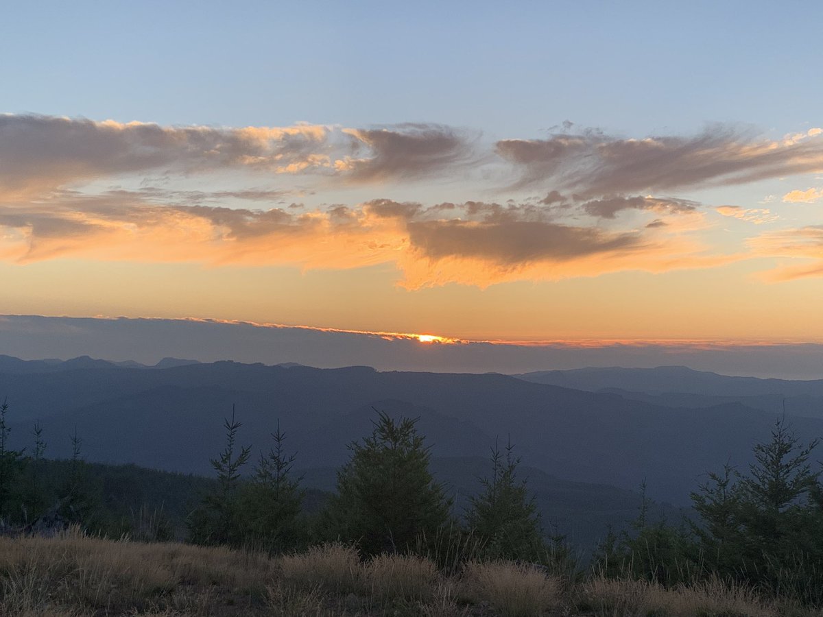 OutdoorsOregon's tweet photo. Sun setting behind a fog bank tonight in the coastal mountains. Classic Oregon beauty. https://t.co/49N2mFgn6F