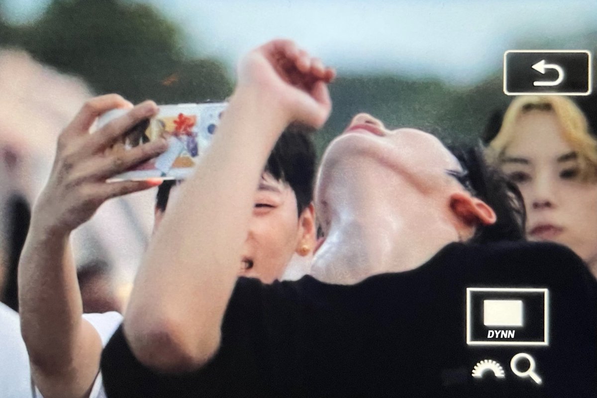 DYNN_0922's tweet photo. 220924 2nd Busking in Buckingham Fountain 

#김요한 #요한 #KIMYOHAN 
#위아이 #WEi @WEi__Official https://t.co/h96PhqoTGv