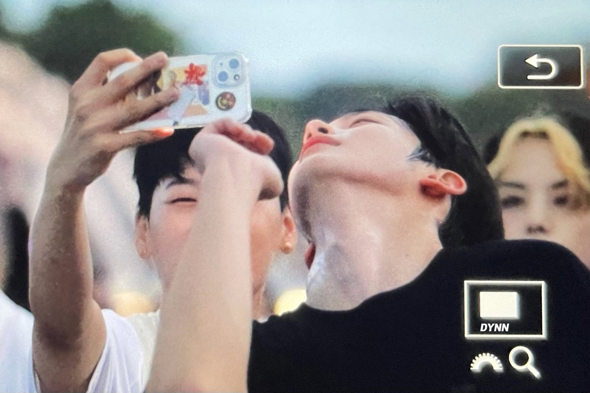 DYNN_0922's tweet photo. 220924 2nd Busking in Buckingham Fountain 

#김요한 #요한 #KIMYOHAN 
#위아이 #WEi @WEi__Official https://t.co/h96PhqoTGv