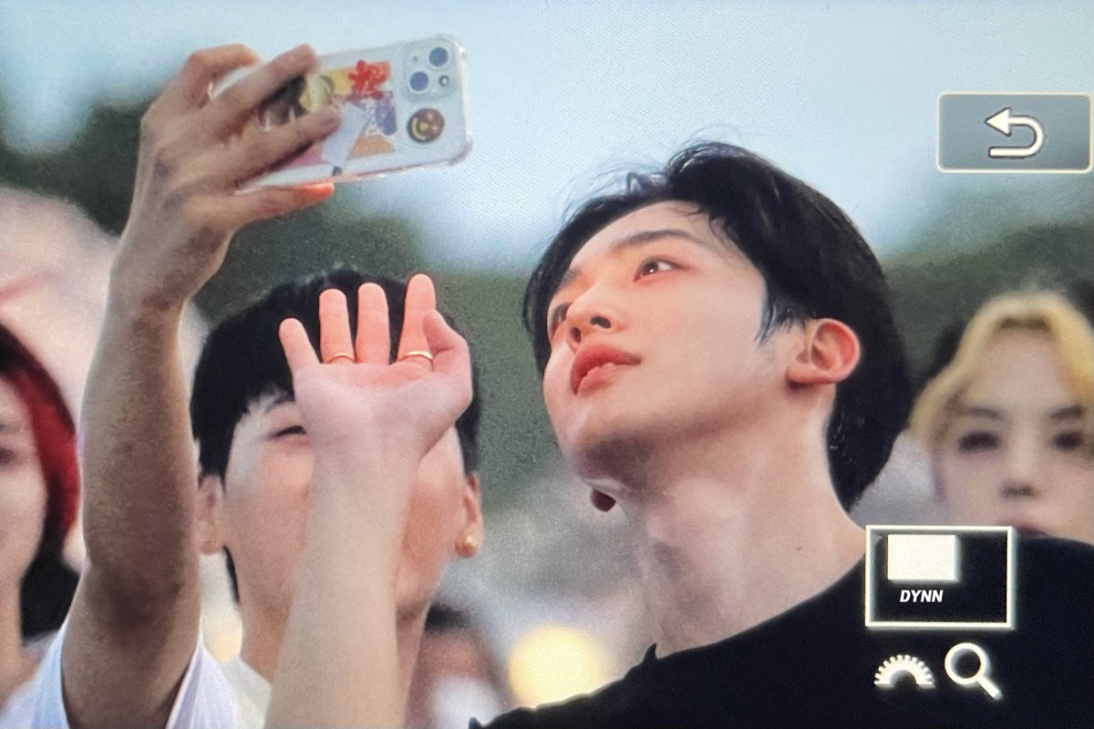 DYNN_0922's tweet photo. 220924 2nd Busking in Buckingham Fountain 

#김요한 #요한 #KIMYOHAN 
#위아이 #WEi @WEi__Official https://t.co/h96PhqoTGv