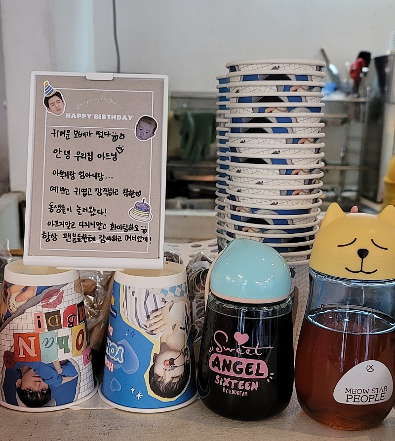 kryorangdan2021's tweet photo. 어제 요랑단 카페에 요한님의 가족분들께서 방문하셨습니다
카페 이곳저것 꼼꼼하게 다 보시고 손수 준비하신 음료들과 직접 적으신 편지까지 전달해 주셨습니다
가족분들의 마음을 잘 담아 저희 요랑단도 더 힘내도록 하겠습니다👍

후기 보러가기
👉https://t.co/oS731QeJ5w

#김요한 #KIMYOHAN https://t.co/djW19YCCNQ