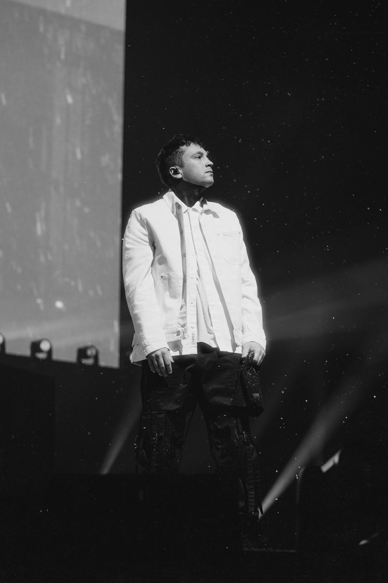 KristinasKool's tweet photo. After nearly a decade of waiting I finally got to photograph Twenty One Pilots 📸💙 Thank you @ashleyosborn for helping make this dream come true! https://t.co/0AMH67CjM3