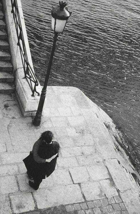 literlandweb1's tweet photo. "Hay todo tipo de amor en este mundo, pero nunca el mismo amor dos veces".
 Francis Scott Fitzgerald
📷 Edouard Boubat https://t.co/v4kBuFqTqy