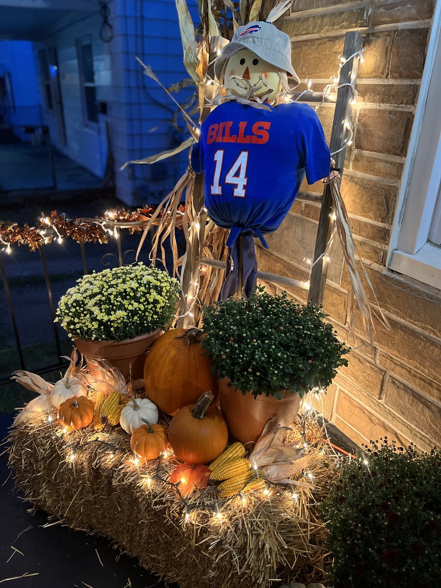 Allentown1711's tweet photo. And ....it's finished! The #BuffaloBills/#FallPorch. Big props to hubs for helping me get er done & running to the store 4lights &extension cords. #Fall2022 #LetsGoBills #DiggyTheScareCrow #AllenDiggs 💙❤️🦬💫🏈 @Rachel__Bush @brittwilllll @joshallenqb @stefondiggs @buffalobills https://t.co/LNo5HWE7Mw