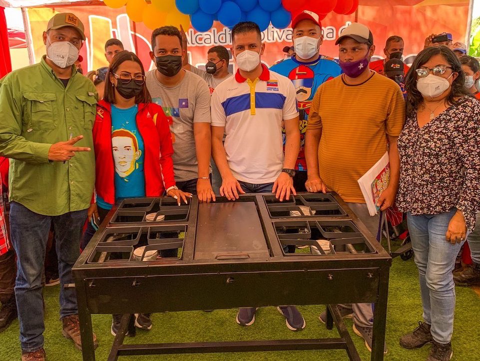 irinamonica3's tweet photo. Así Lo Anunció👉@LuisJonasReyes Desde la hermosa, combativa y consecuente parroquia Tamaca activamos una jornada con todas las instancias de Gobierno entregando ayudas sociales,kit deportivos,mercados solidarios, medicinas,entre otros aportes..
#MundoMultilpolar
#MaduroEnLaONU https://t.co/ZyoO8WykBg