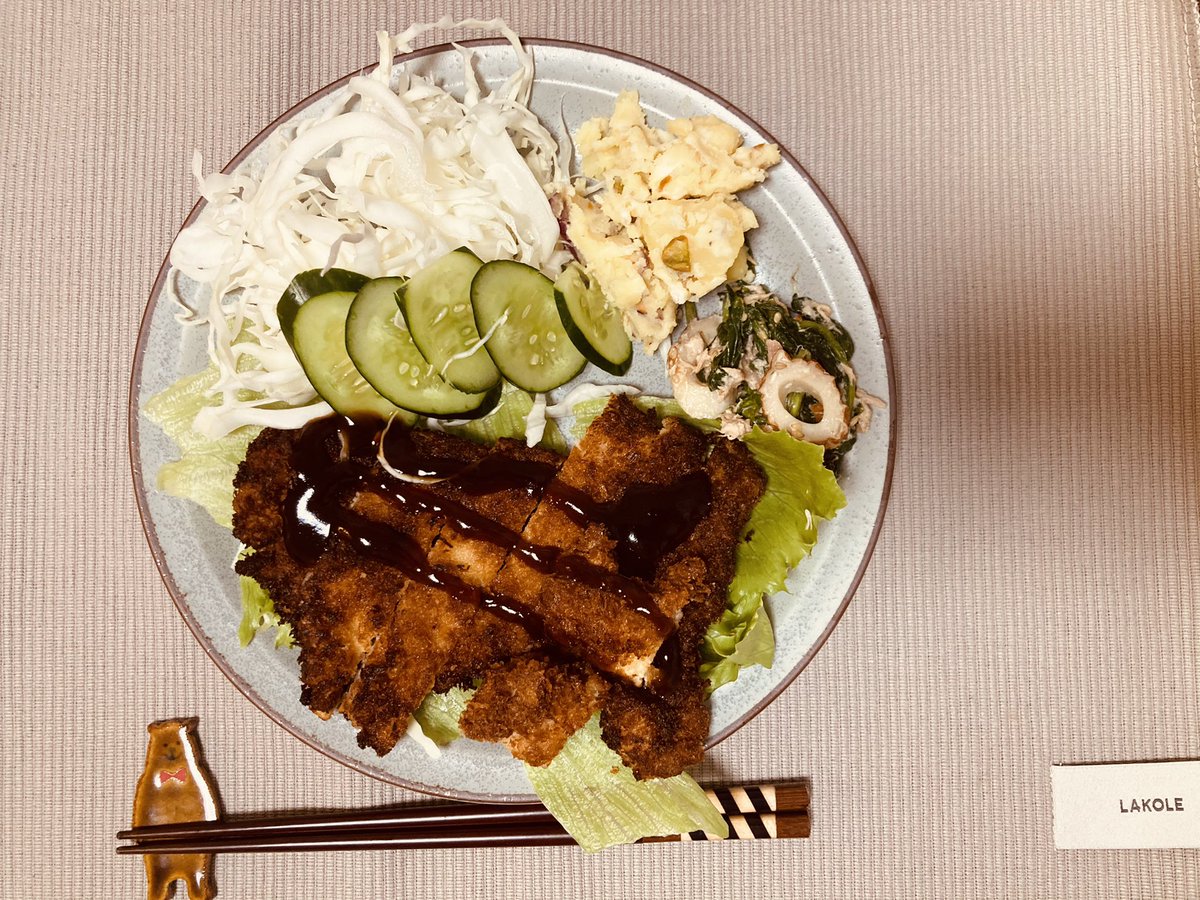 暑い…下処理無しのキャベツは、青くさい味だった🙃
絵力増量中
#とんかつ
#ランチョン