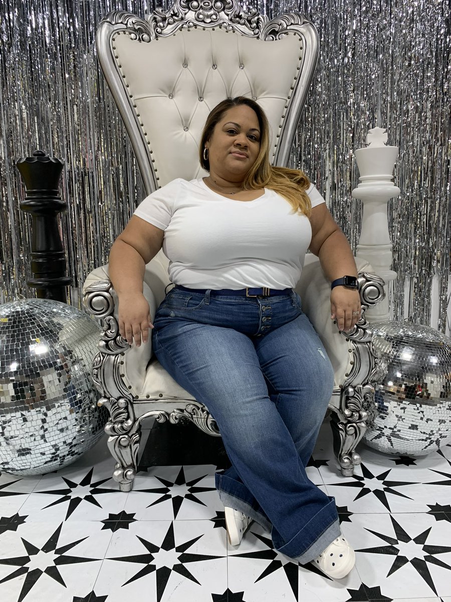 princessashleiv's tweet photo. I’m not rich, I don’t pretend to have more money than I do.I’m not an influencer, I don’t pretend to be. 

What I am is me. Unapologetically me. I invested into @quirkiesnft because of the art but what I’ve received in return is far greater than I ever imagined. 

Thank you 💗👑 https://t.co/5UgBvCaLW9
