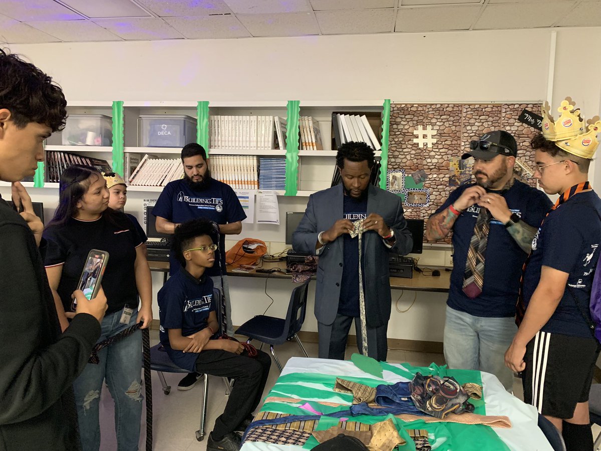 Montwood DECA teaching fathers and sons how to tie a tie and dress for success! #ShowupShowout #DECAislife #BusinessReady  👔💵🔷💚💙#TeamSISD #FatherSonConference