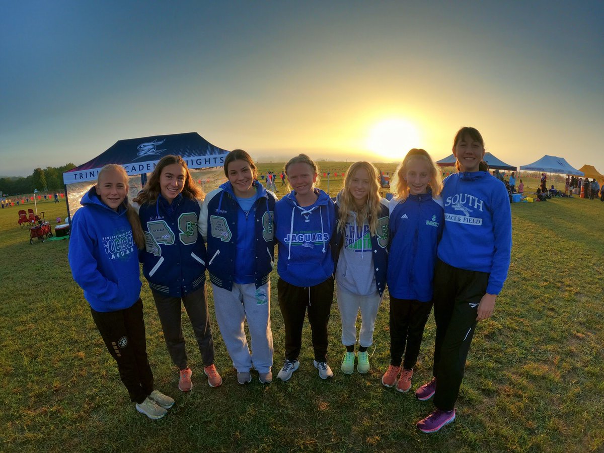 SouthDistance's tweet photo. Rim Rock Champs. Girls ran so tough today! 💚💙 https://t.co/RnzEJaLI6B