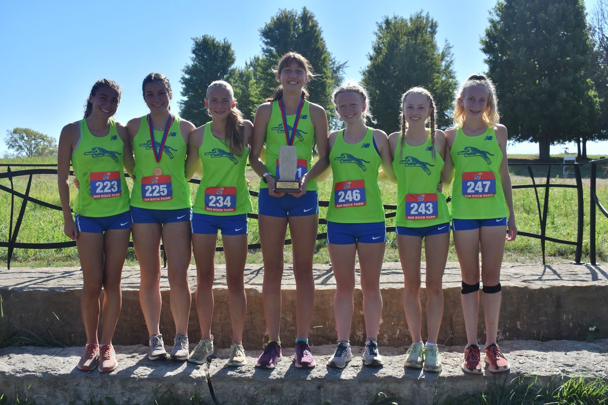 SouthDistance's tweet photo. Rim Rock Champs. Girls ran so tough today! 💚💙 https://t.co/RnzEJaLI6B