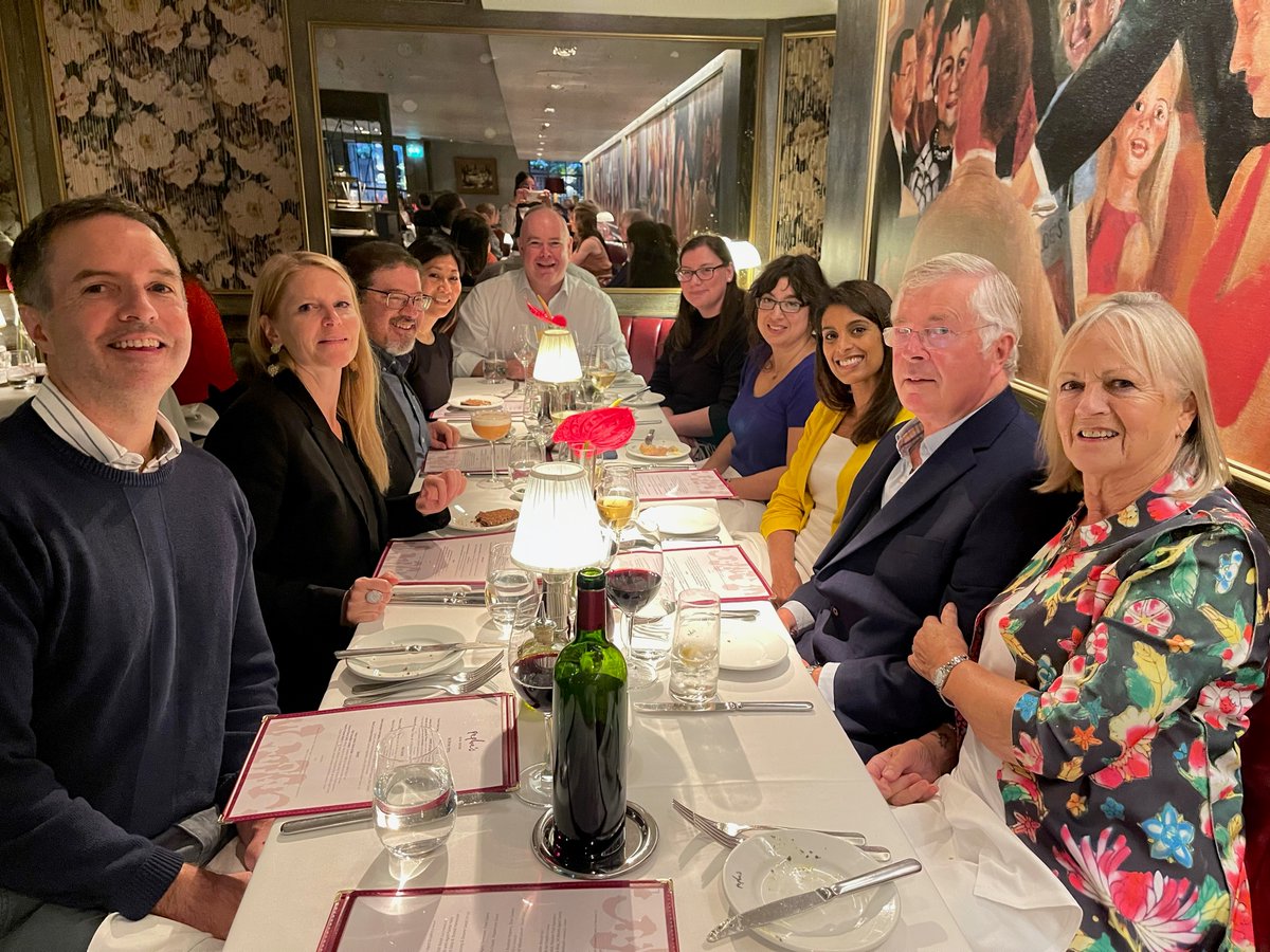 ValsamoA's tweet photo. What a great privilege to discuss with a phenomenal group of fellows at #AILCC22 on #mentorship &amp; #careerdevelopment after 2 days full of #clinicalresearch, cutting edge #Science and memorable #debates! Thanks @DrJNaidoo @FordePatrick for an outstanding meeting! @IrishLungCancer https://t.co/mEkTDE4Idw