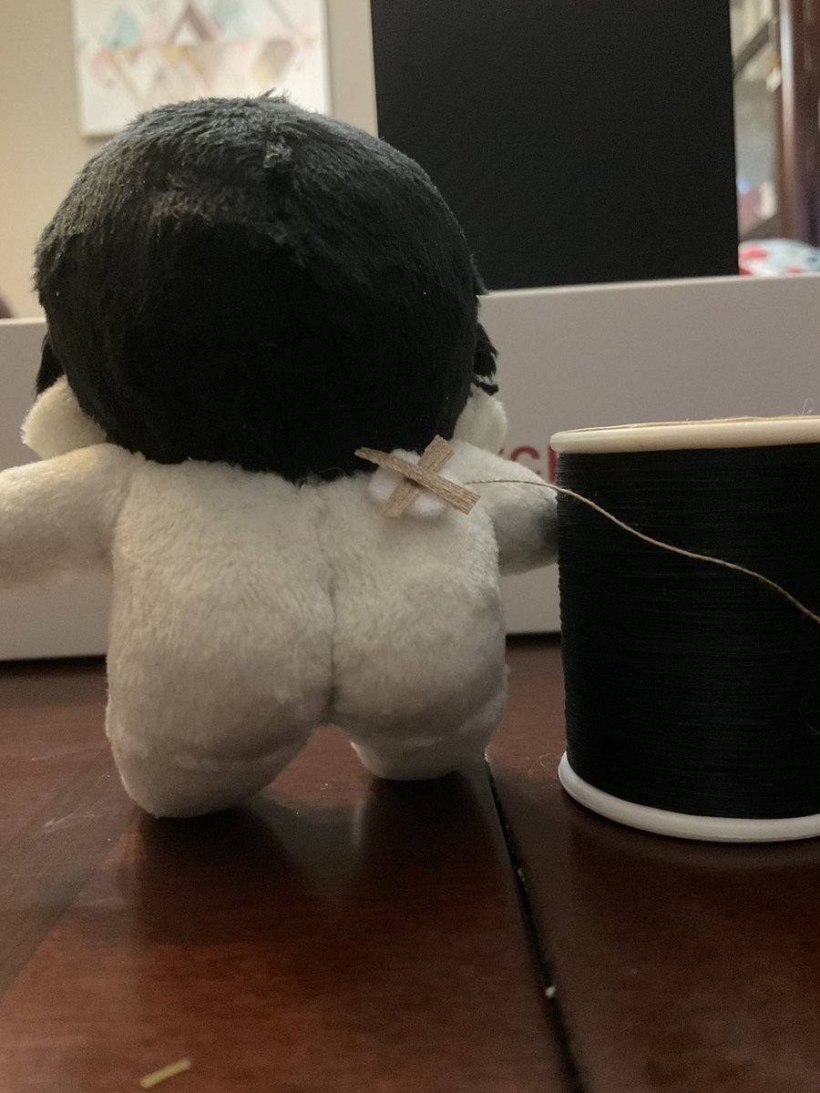 Molii_cat's tweet photo. 雖然前一篇用的膠水很好塑型
⋯⋯但他是水溶=洗了就散，
只好做了可拆式ㄉ：在繃帶背面黏長一點的線—>縫到髮片下
身體的只能擺拍ㄌ 縫不了(´；ω；｀) 雖然背面真的好浮 https://t.co/oc98AuGNF6