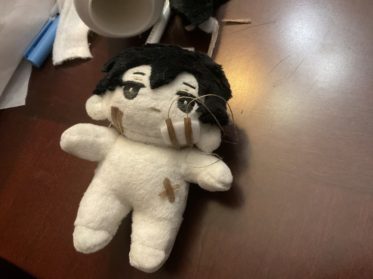 Molii_cat's tweet photo. 雖然前一篇用的膠水很好塑型
⋯⋯但他是水溶=洗了就散，
只好做了可拆式ㄉ：在繃帶背面黏長一點的線—>縫到髮片下
身體的只能擺拍ㄌ 縫不了(´；ω；｀) 雖然背面真的好浮 https://t.co/oc98AuGNF6