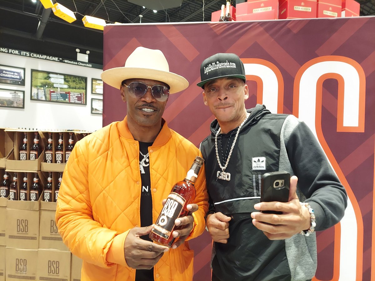 LEGITBALLIN_WBJ's tweet photo. Salute @brownsugarbbn @iamjamiefoxx 
https://t.co/xQoKPel4dw 
#triplepmgmt #legitballinrecords #whiteboyjames #ceo #jamiefoxx #brownsugarbbn #wurldwide #twitter https://t.co/1i0cwl3GrA