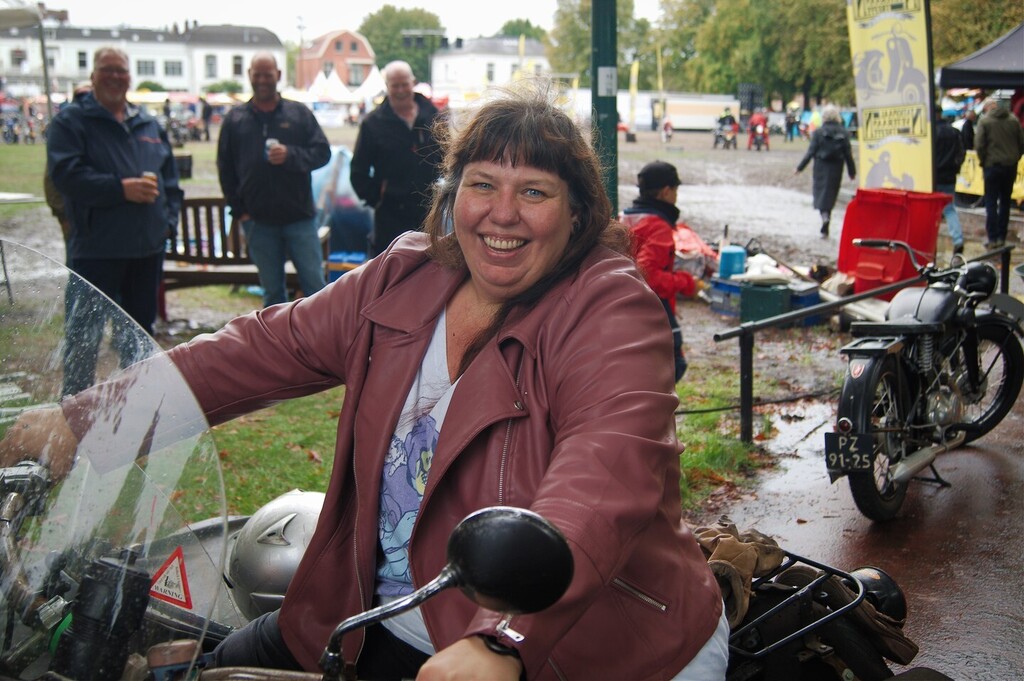 julesvanroe's tweet photo. Wanneer je een mooie zijspan ziet en iemand zegt "Je mag er gerust even op zitten hoor"... Ja dat laat ik me geen twee keer zeggen! https://t.co/9DUOxdbujW https://t.co/UzaeC3mfxH
