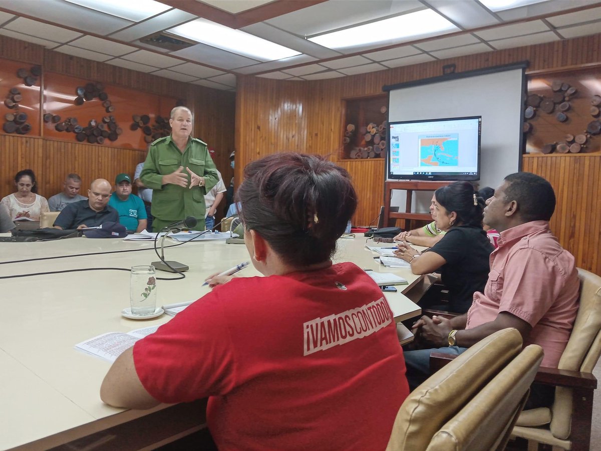 TelePinar's tweet photo. El Consejo de Defensa Provincial de #PinardelRío evaluó las medidas para minimizar el posible impacto de la tormenta tropical Ian🌀
#PreparadosYAlertas 
@CubaCivil @YamileRamosCord @RubenRamosPR https://t.co/exFGWUTNTR