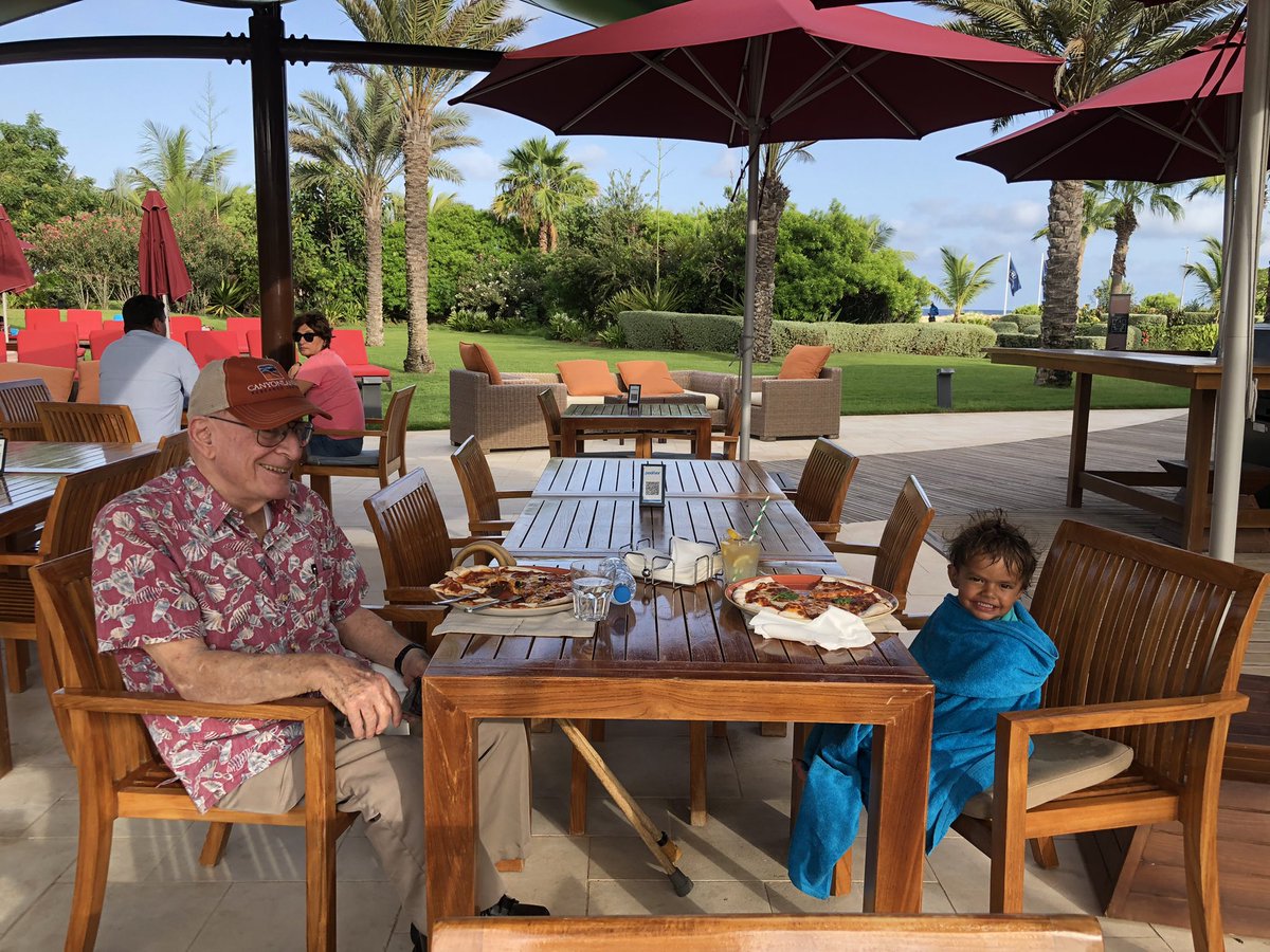 RosimarWx's tweet photo. Highlight of #CPEXCV after hours: my little one enjoying a pizza with a legend of tropical meteorology (Ed Zipser) https://t.co/PJCTnNR5pK