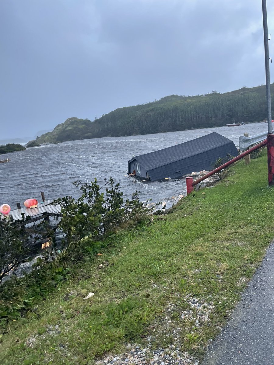 valene_roach's tweet image. Fiona packs a punch in Burgeo, NL. @EddieSheerr #FIONA2022 @NTVNewsNL @CBCNL