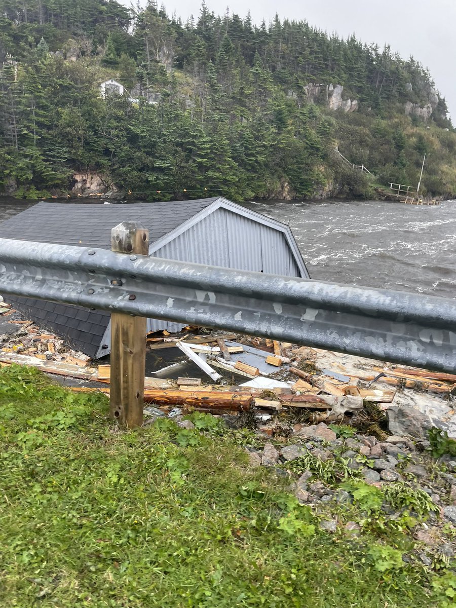 valene_roach's tweet image. Fiona packs a punch in Burgeo, NL. @EddieSheerr #FIONA2022 @NTVNewsNL @CBCNL