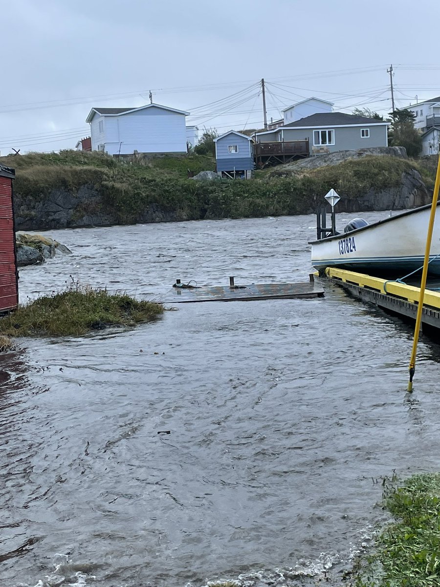 valene_roach's tweet image. Fiona packs a punch in Burgeo, NL. @EddieSheerr #FIONA2022 @NTVNewsNL @CBCNL