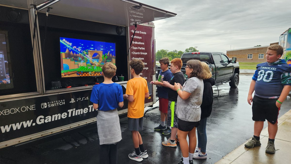 WSMS_APMack's tweet photo. SMS 6th graders had a great time at the Epic Hangout after school!! Thank you to our amazing PTO for organizing such a great event and to STUCO and the teachers that stayed after to help supervise!! #SMSWolves https://t.co/uMwC5LNwBE