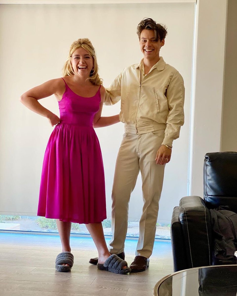 HSSHQs's tweet photo. 📸 || ¡Harry y Florence Pugh en el set de grabación de “Don’t Worry Darling”! 

©️ nickkroll https://t.co/SqvPnd6LZp