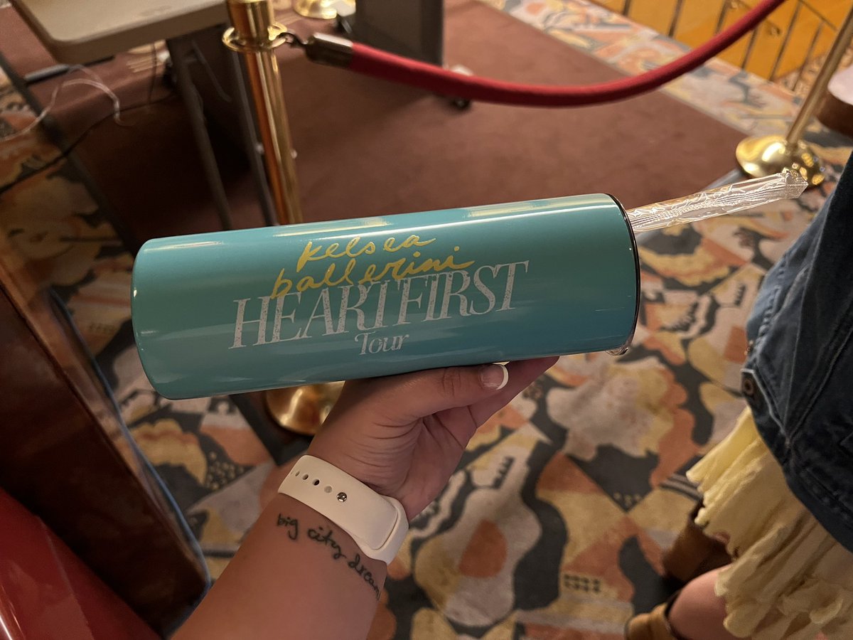 KelseaCentral's tweet photo. VIP merch is here and it is EVERYTHING

📸: @machineheartkb https://t.co/XI126PGoDk