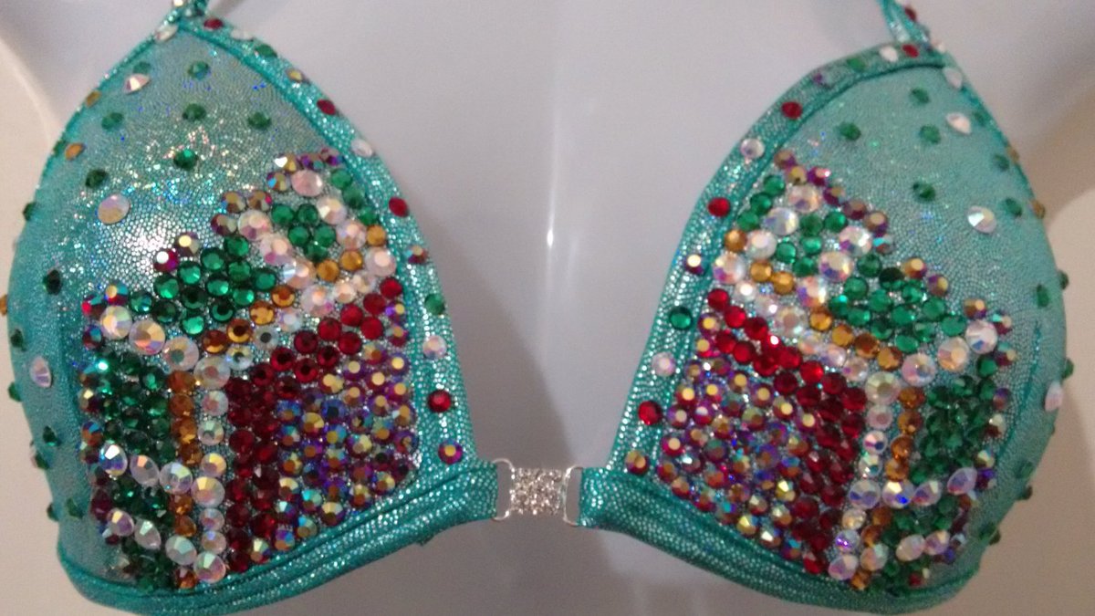 uvcreates's tweet image. This one is from the vault of customised bikinis. It's also one of the more unusual crystal designs I've done, which suited my client.😍💚❤️💜