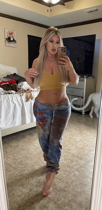 Do you like MILFS? https://t.co/UkMNXOSa1M