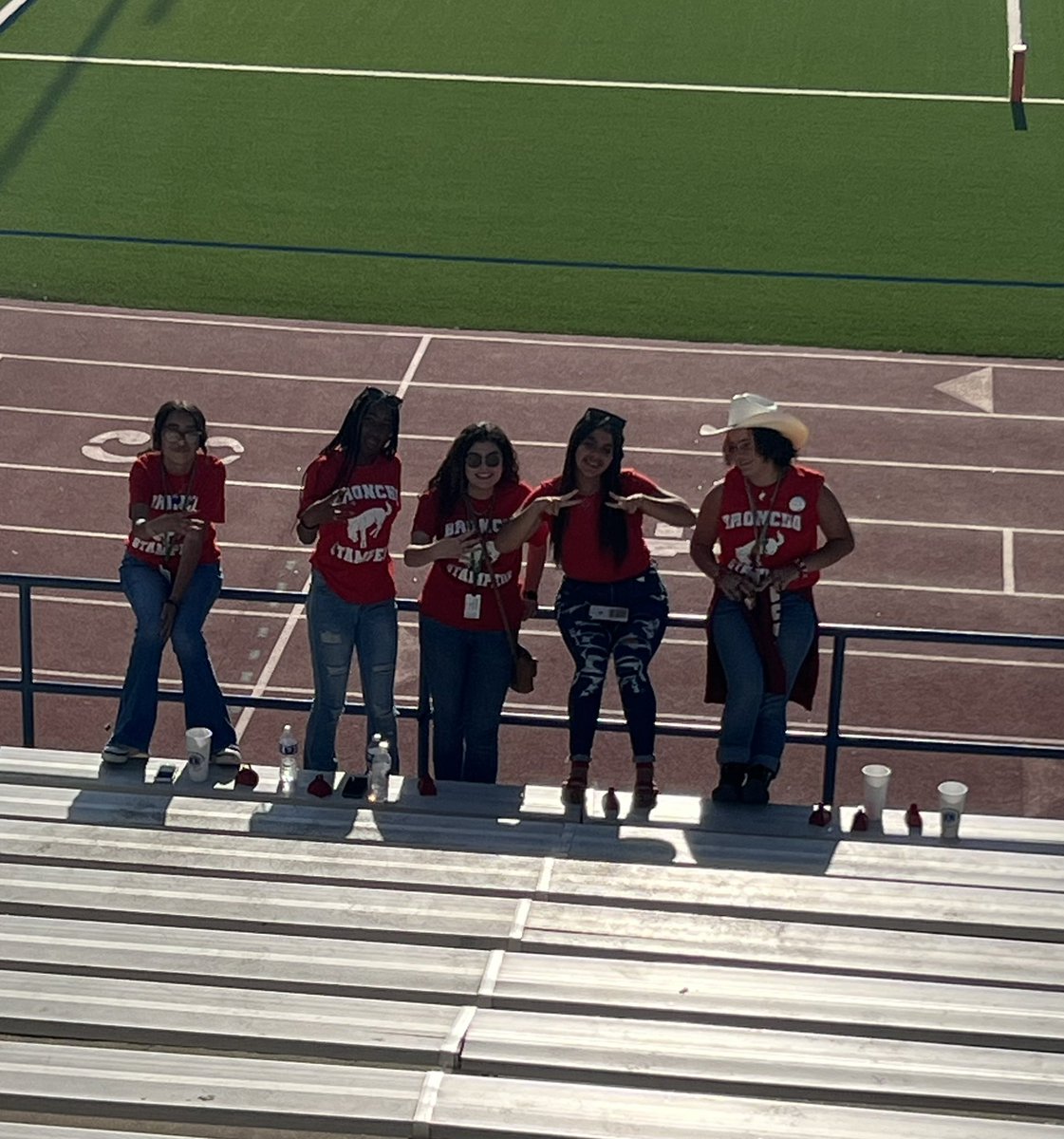 Luna_Rodriguez5's tweet photo. Small group today but they're champs for being out in this heat! @OHS_Stampede 

LETS GO BRONCHOS #BRONCHOS #OHS #BRONCHONATION https://t.co/buYAnGvd3Q