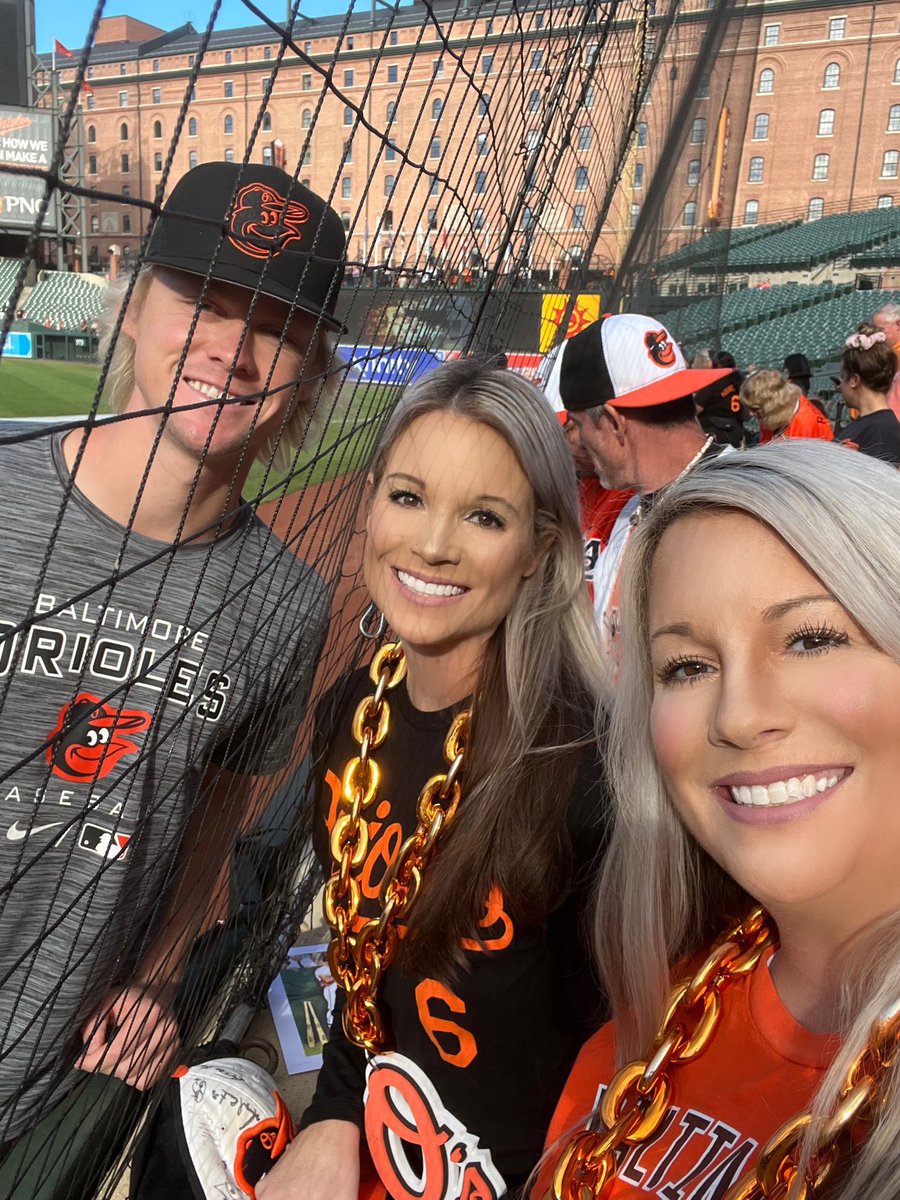 __KerryLyn130's tweet photo. Loved meeting @spnsrwtkns, @kindabrad1, &amp; @KyleStowers today. Love having you in #Birdland.🧡 #FanAppreciationWeekend @KimSchuss https://t.co/HCYzXO1Fsu