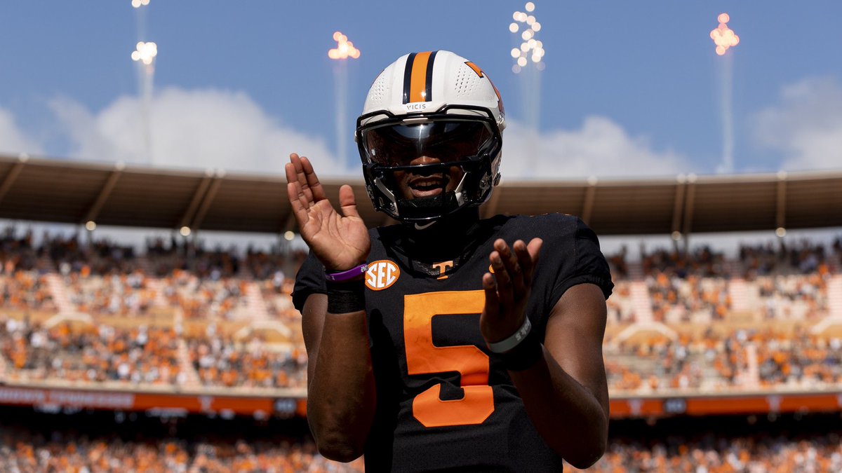 JakeAndBall's tweet photo. 460 Total Yards 
3 TD’s
0 INT’s
78 Cmp%

PUT HIM IN THE HEISMAN DISCUSSIONS 🗣 https://t.co/i6KhDZNKsE
