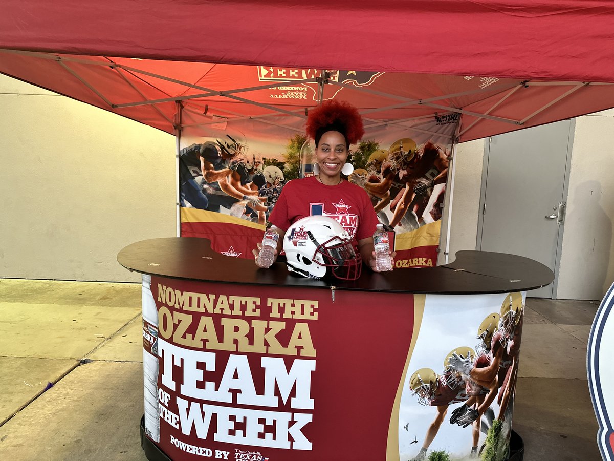 We recognized Ozarka's scholar-athletes of the week, Gage Luellen from Klein Collins and Keishaun Wooten from Klein Oak, before their game last night. Congrats!

<a href="/KCTigerFootball/">KleinCollinsFootball</a> | <a href="/KLEINOAKFB/">Klein Oak High School Football</a> | <a href="/OzarkaSpringWtr/">Ozarka Spring Water</a> 
#DCTF | #txhsfb | #ozarka
