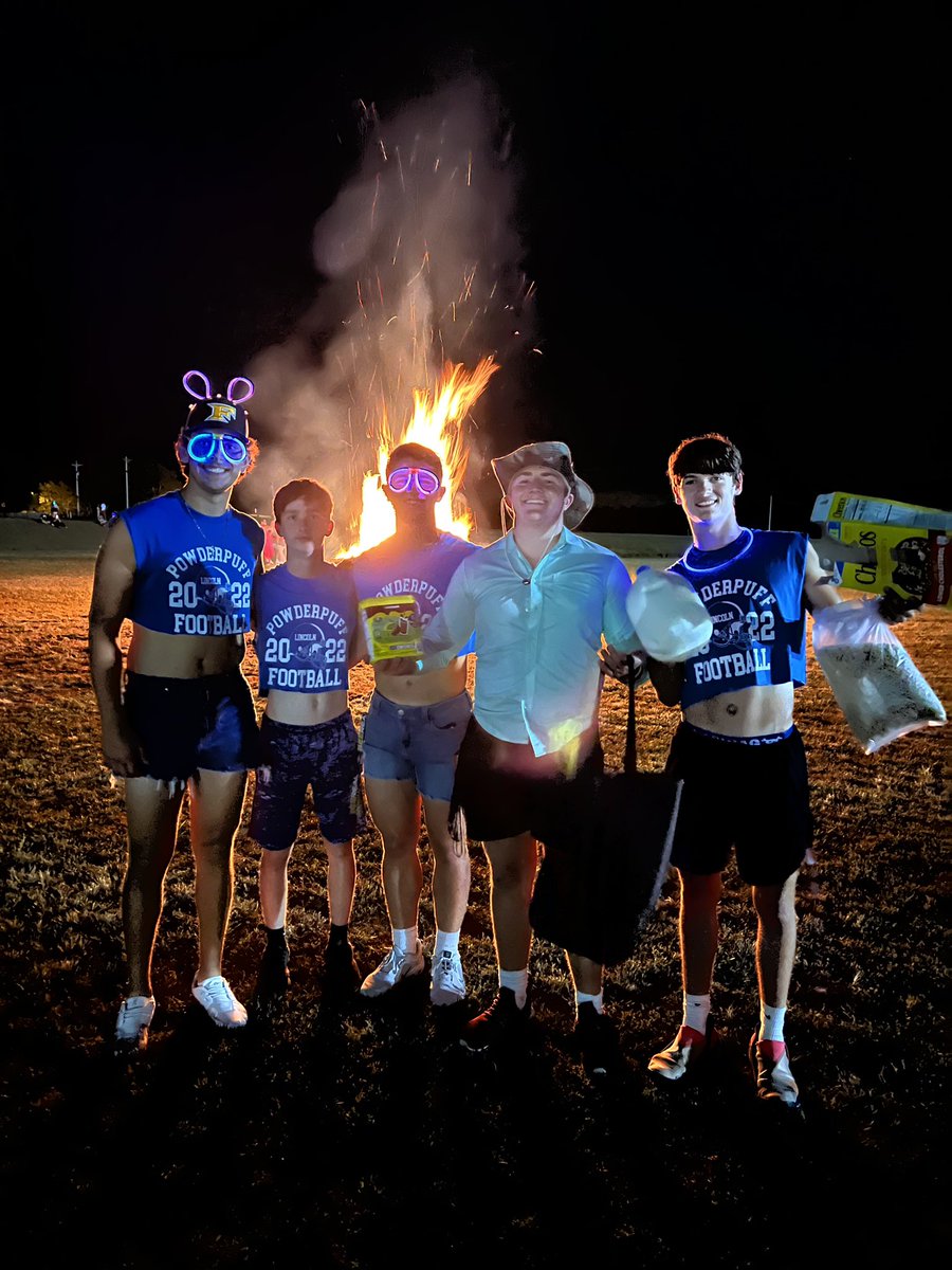 HogLovinRN's tweet photo. @KellarPrice10 Parade, powder puff, float #hoco2022 https://t.co/RJEYLYz00n