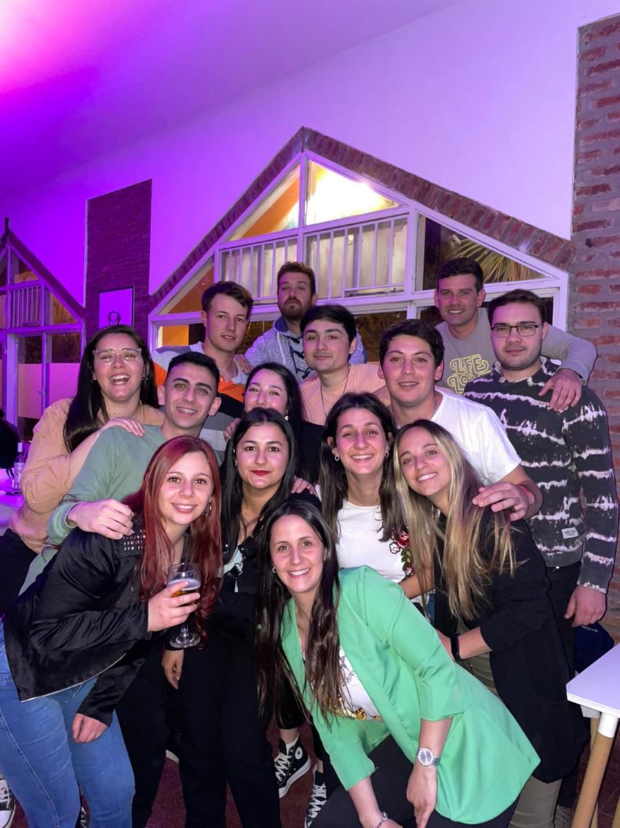 Agosrodriguez_'s tweet photo. Todo iba bien...... Pero pasaron cosas 😅💃🏼🍷🎉 . #Promo2012 💜 https://t.co/1W52hrbucK