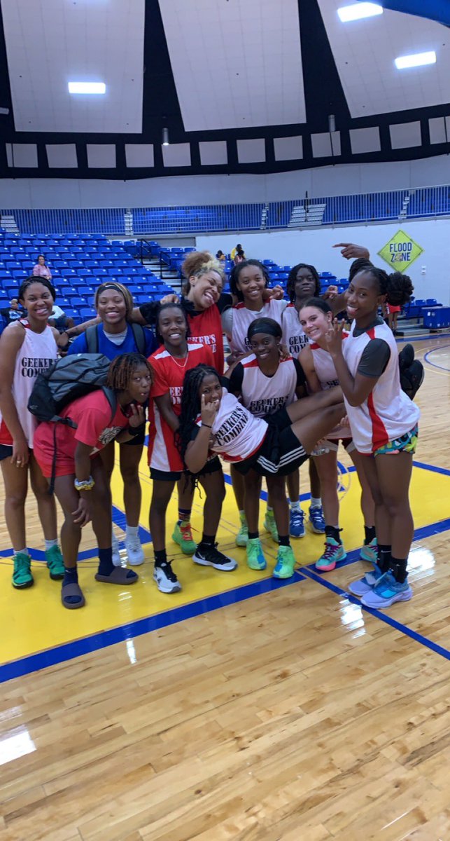 annacgreene12's tweet photo. thanks @evgeeker for a great combine! always fun w/ my people!! @BucksJonesElite   Nov. 3 WYAAA??? https://t.co/FTiMHi2CQn