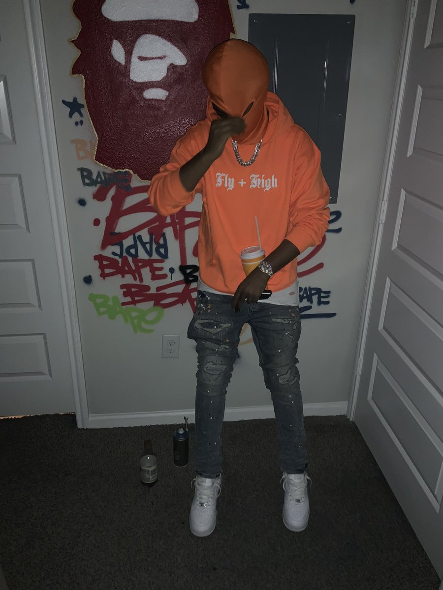 SeparateMyself's tweet photo. that nigga tryna b ray now he drippin n pourin 4’$ everyday 👁 https://t.co/OkTfuZRkPg