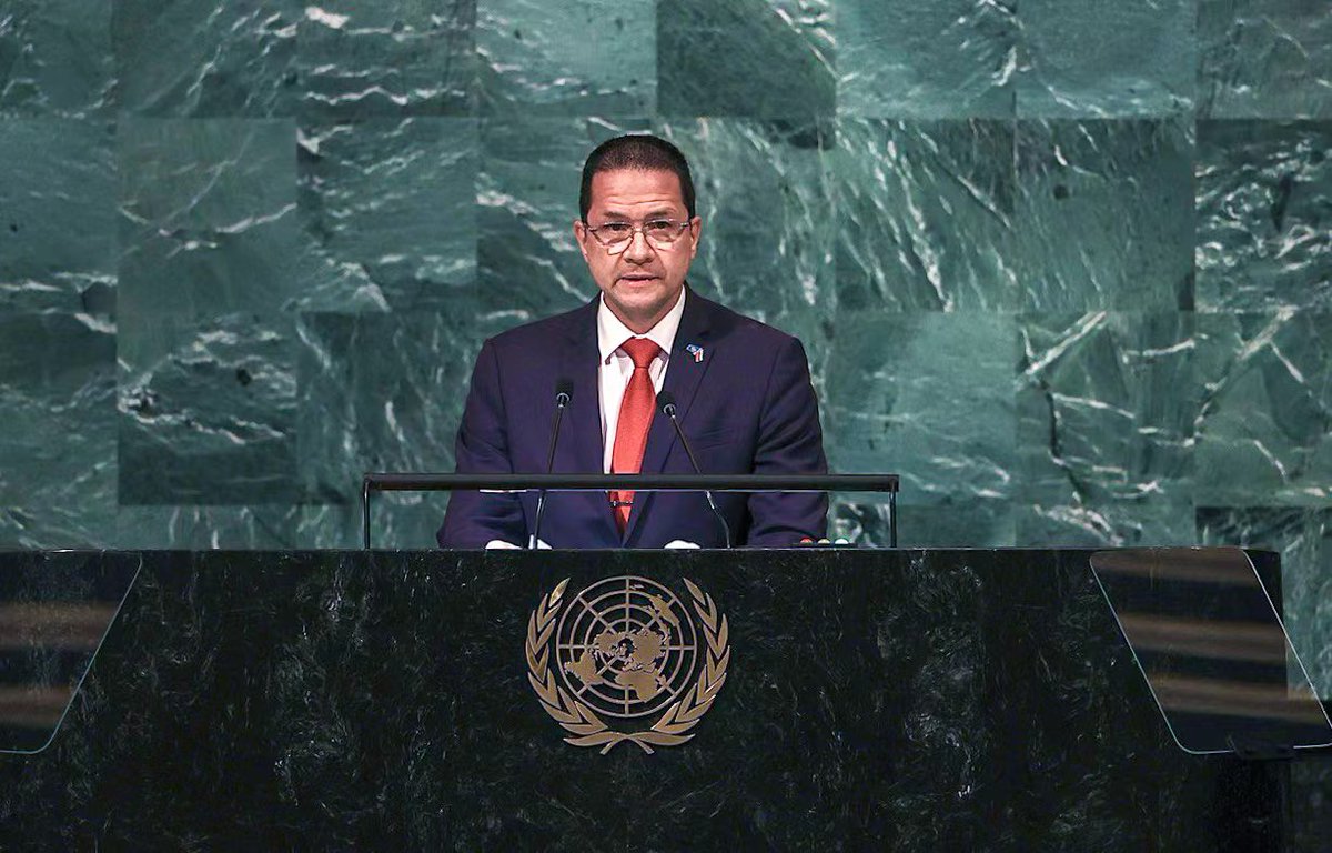 NicolasMaduro's tweet photo. El mundo debe saber que, en las condiciones más extremas, nuestro Pueblo no se rindió. Desde el esfuerzo propio, la voluntad y la experiencia, encontramos el camino para la consolidación de la Paz social y política, la recuperación económica y el fortalecimiento de la democracia. https://t.co/zYgULQiK9f