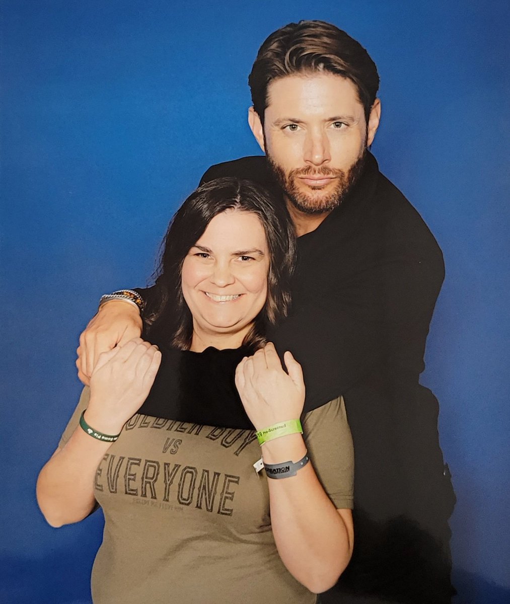 AcklesNews_'s tweet photo. Jensen Ackles
Photo ops with fans
SUPERNATURAL CONVENTION KANSAS CITY 2022
📷_ninalynne_, kgauck
#SPNKC #spnkansas #spnkccon https://t.co/gIuhIGwvv0
